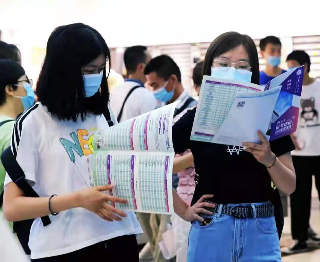 本科二批征集志愿，缺额人数1800+，过本科线就能报考