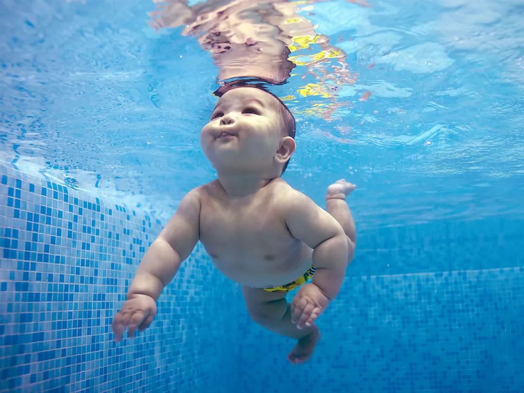 秋虽至，婴儿游泳依旧好处众多