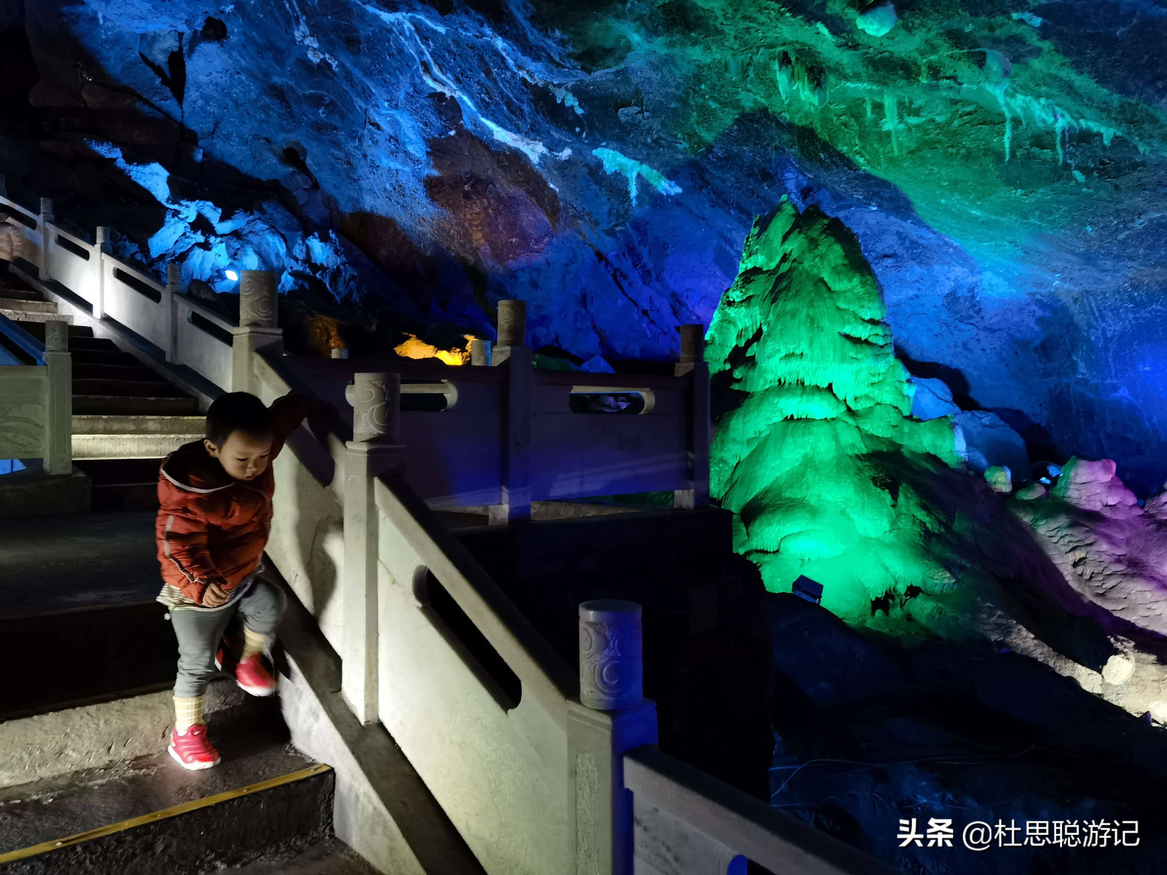 汉EV自驾河南，两岁孩子独自走完鸡冠洞景区全程，点赞