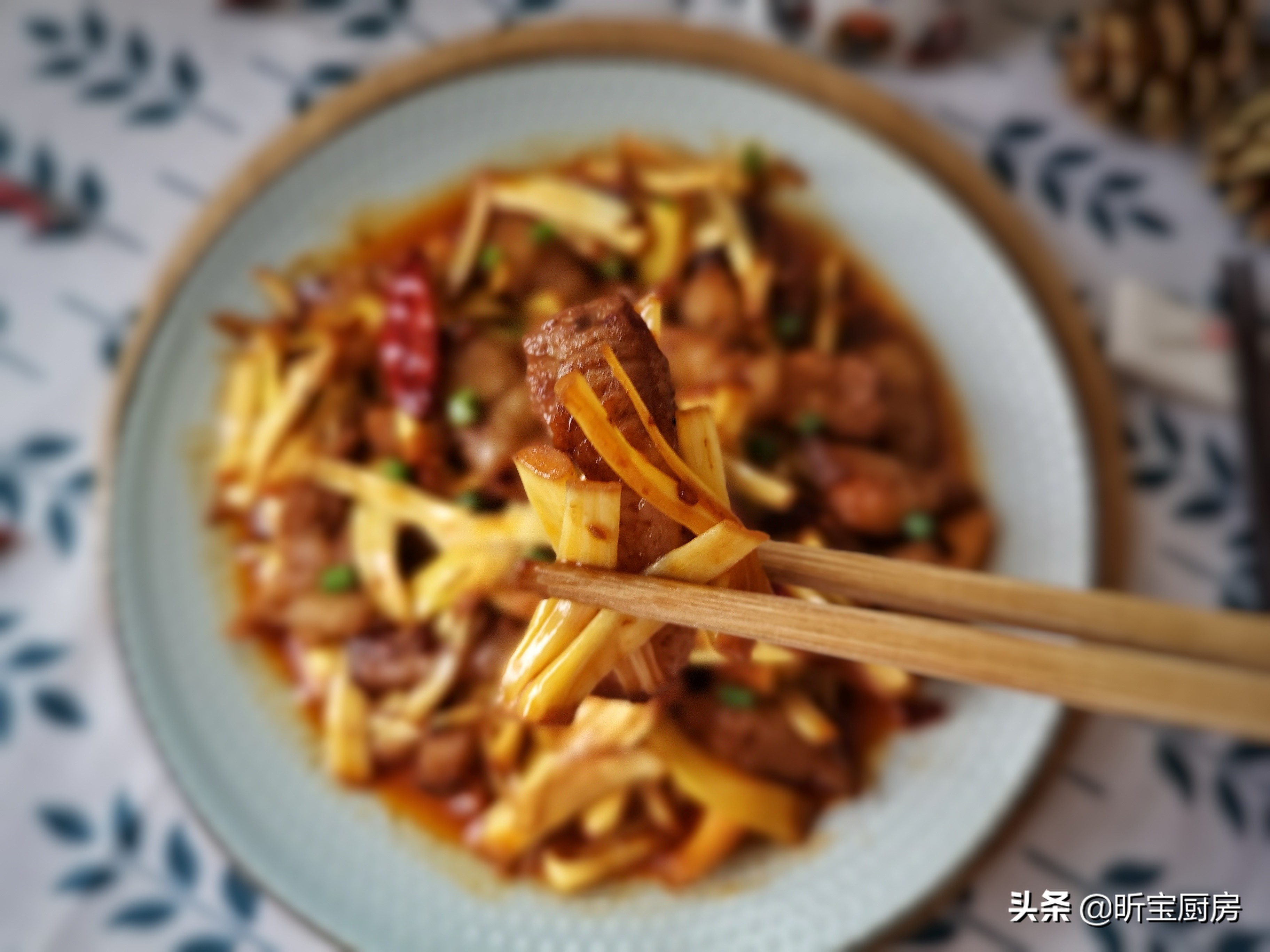 这水果一个20斤，印度人拿它当主食，我们却扔掉十多斤，太浪费了