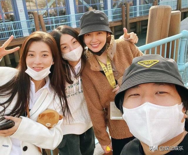 向佐一家逛环球影城，cora在爸爸怀里熟睡，郭碧婷身形变圆润