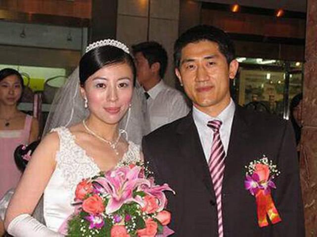 吕晓明妻子陈雯(身高仅1米76,却在cba拿到3次助攻王,娶美女律师堪称