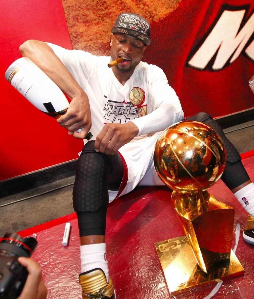 nba为什么戴护肘（NBA巨星十大经典装备：姚明手上戴中国特有，詹皇戴此物另有隐情）
