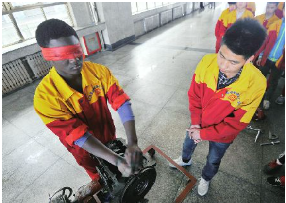 蓝翔校长将原配送进监狱，3个亲生女儿也不放过，结果被反杀