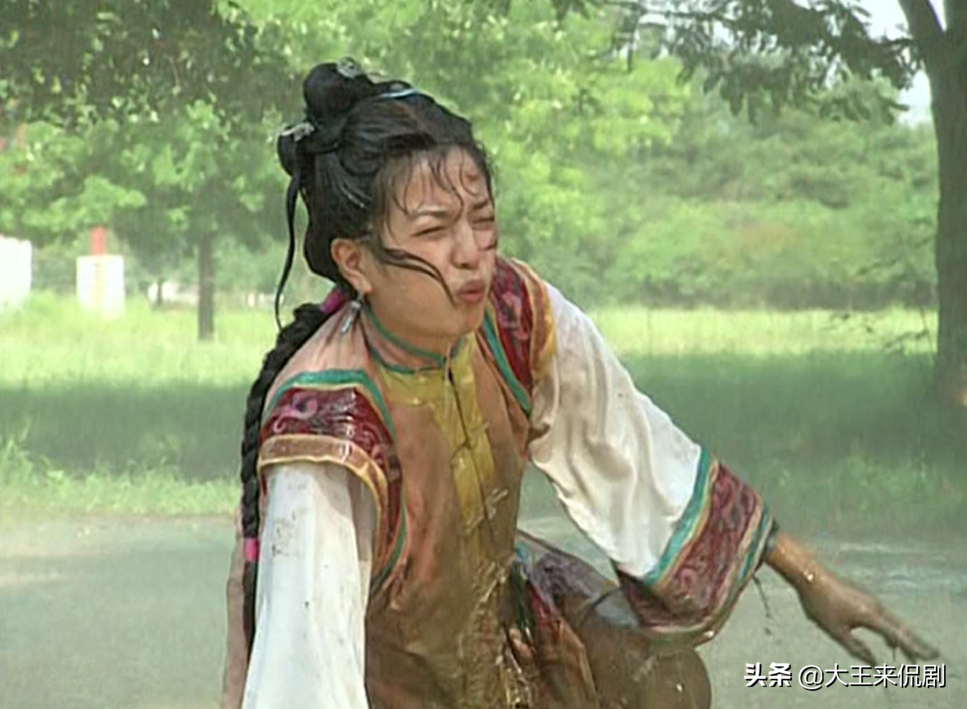 小燕子淋雨一身泥无人管，为何紫薇却“众星捧月”？皇上都去伺候