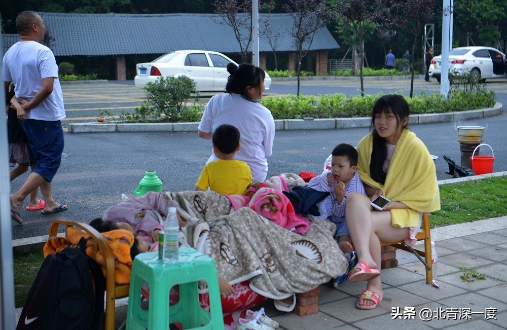 长宁地震预警倒计时响起之后：有人匆忙躲进厕所，有人以为是广告“扰民”
