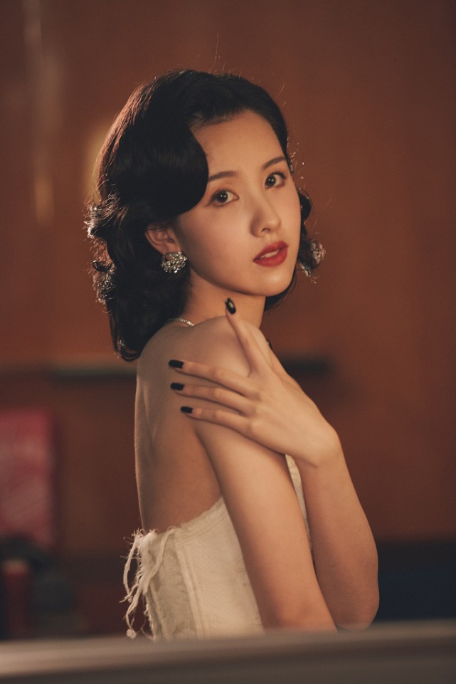 “校花”陈都灵长大了，穿一袭抹胸小礼裙挺有女人味，贵气感满满