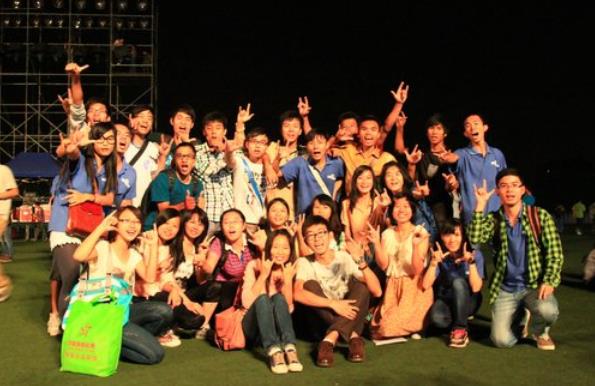 大学生另类毕业照走红，男生身穿旗袍争奇斗艳，让女生都自愧不如