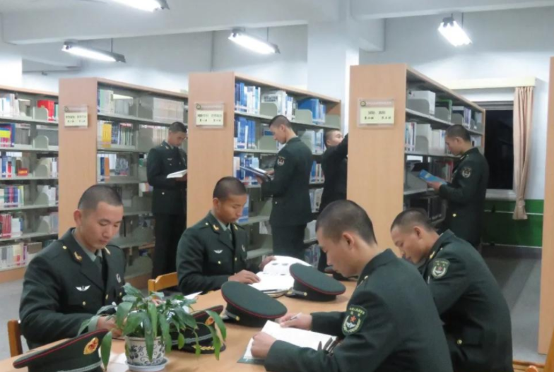 500分左右录取的军校，分数不高且实力强悍，毕业后还能拿铁饭碗