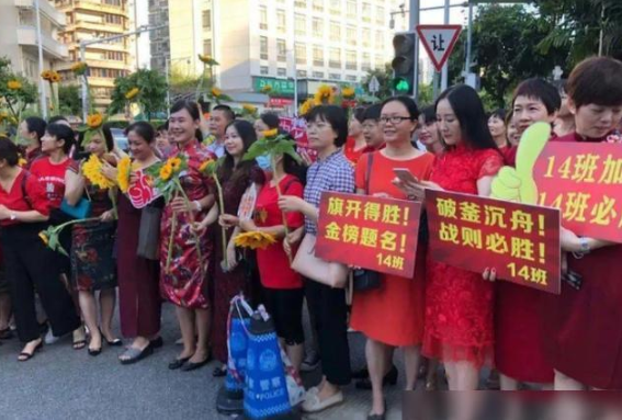 家长为高考生花式应援，穿旗袍拿向日葵是常态，紫色裤衩才硬核