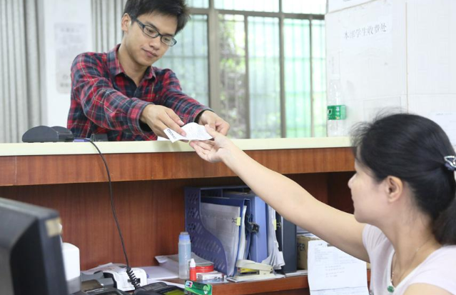 新学期迎来“坏消息”，武汉各大高校现“天价学费”，学生很无奈