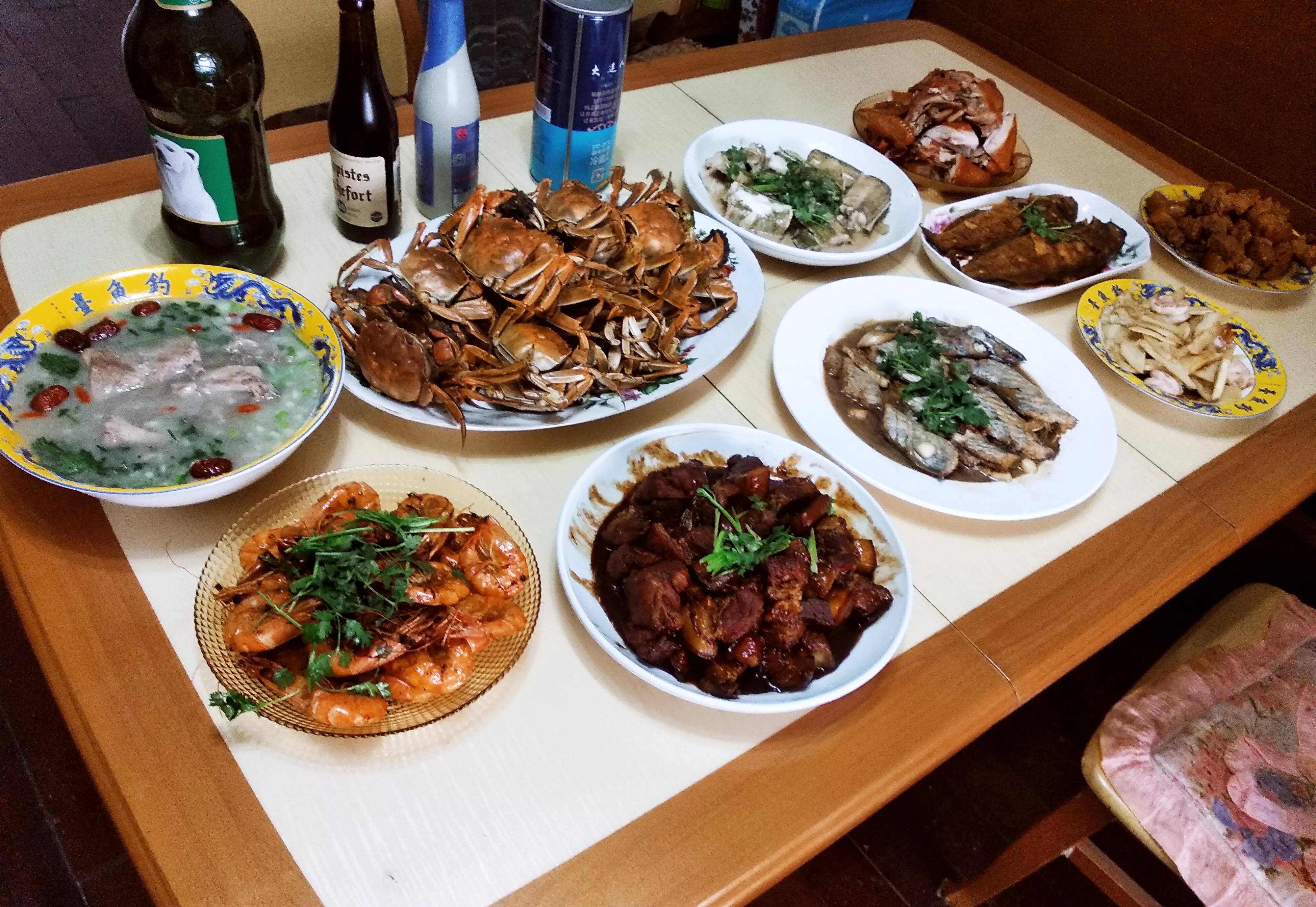 晒晒东北人的中秋家宴,海鲜大肉摆满桌,南方网友:看着就饱眼福