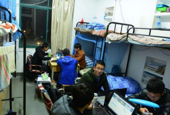 南开大学的“夫妻宿舍”，学生们羡慕不已，家长质疑：过日子来了