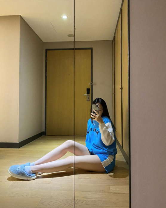 甄子丹17岁女儿晒照！皮肤白皙被赞超模脸，身材丰腴大长腿像老妈