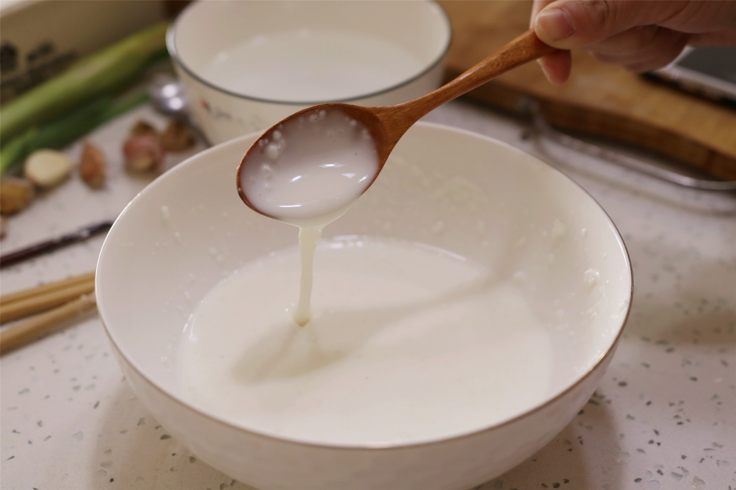 过年炸小鱼小虾，老手常用“生熟糊”，酥脆的掉渣，放凉也不回软