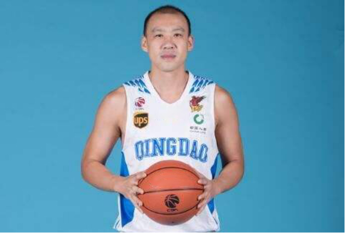 目前他在老家莱阳创办了篮球训练营,山东球迷都不会遗忘孙杰曾经给