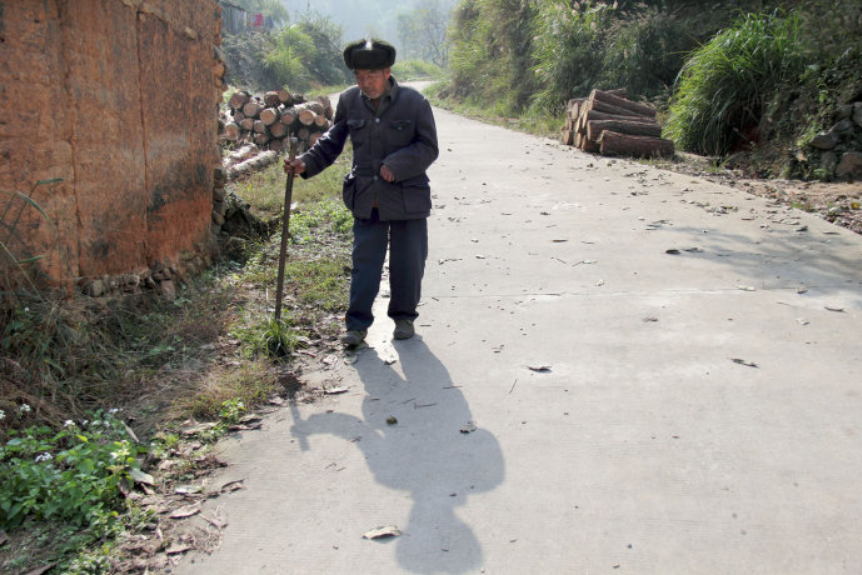 农村老人总是仇视照顾自己的子女，“孝不如顺，远香近臭”