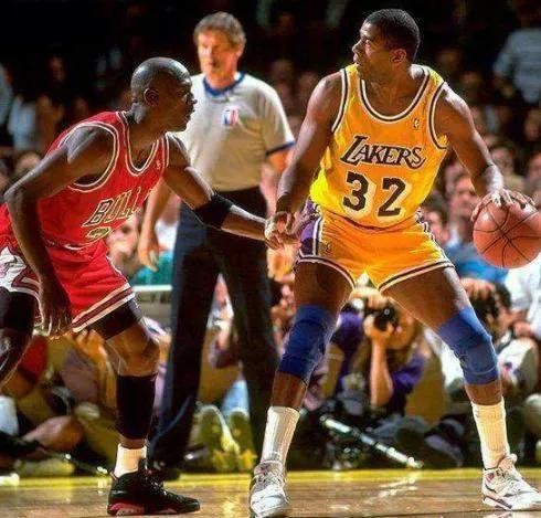 nba小球為什么這么興起</h2>

<p>　　為啥會出現這種情況呢？原因只有一個——No hand check。</p>

<p>　　什么是No hand check？</p>

<p>　　2004年，NBA聯盟定的新規則。防守人在罰球線以上區域，防守持球人時，不允許使用手臂進行接觸，只允許使用身體軀干部分與持球人接觸。</p>

<p>　　有人會說不是因為2005年丑陋的總決賽而改的規則嗎？沒錯，確實是2004修改的，但一開始裁判執行得不怎么樣，睜一只眼閉一只眼，直到2005年總決賽收視率破新低，聯盟開始嚴格執行該規則。</p>

<p>　　有哪些影響？兩個層次，一個直接影響，一個間接影響。</p>

<p>　　一，直接影響</p>

<p>　　1，持球者面框進攻增多，背身護球減少，突破過人更容易。</p>

<p>　　面框進攻時，防守人都不敢接觸持球人，背身護球反而可以用身體軀干挨著持球人，持球人還要轉身擺脫，速度相對還慢些，那當然選擇面框進攻啦。</p>

<p>　　<img alt=
