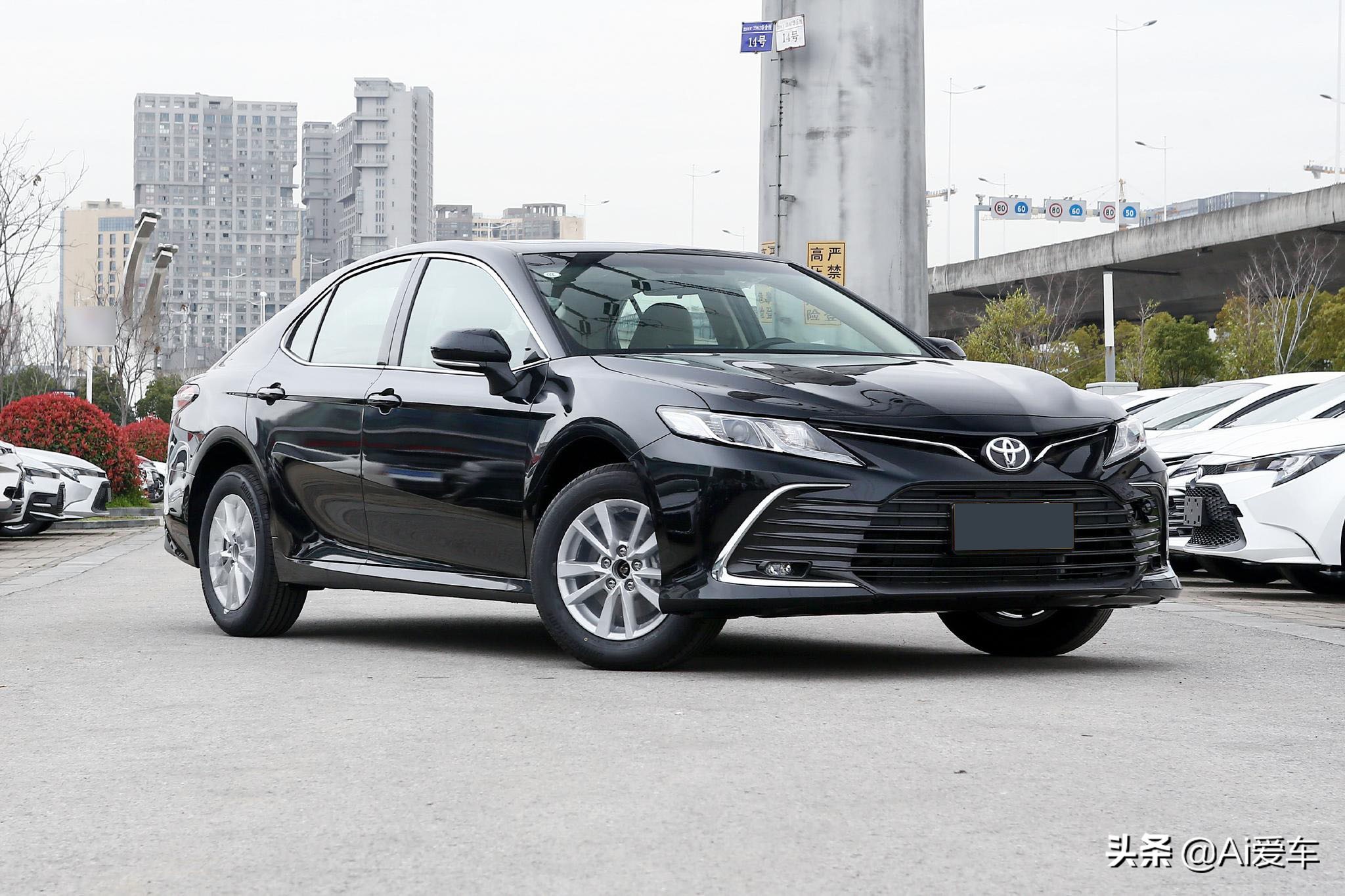 2.0L+178马力，合资热销中型家轿，实惠省心油耗5.5L,丰田凯美瑞