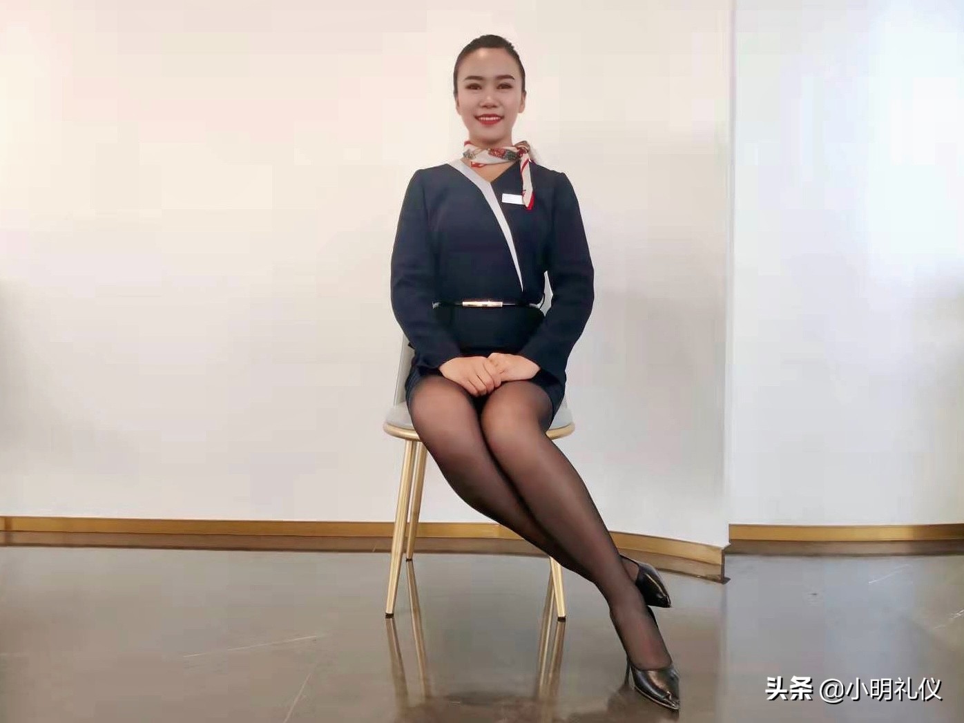 女孩子坐姿礼仪图片