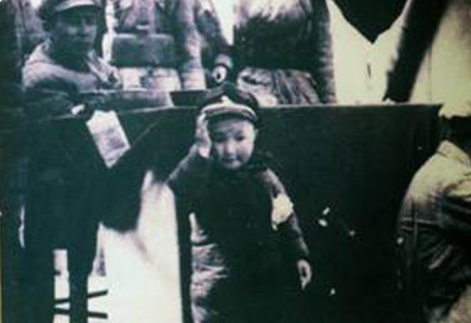 张国华开会，警卫来报说他女儿病重，张国华发火：凡事总有个轻重