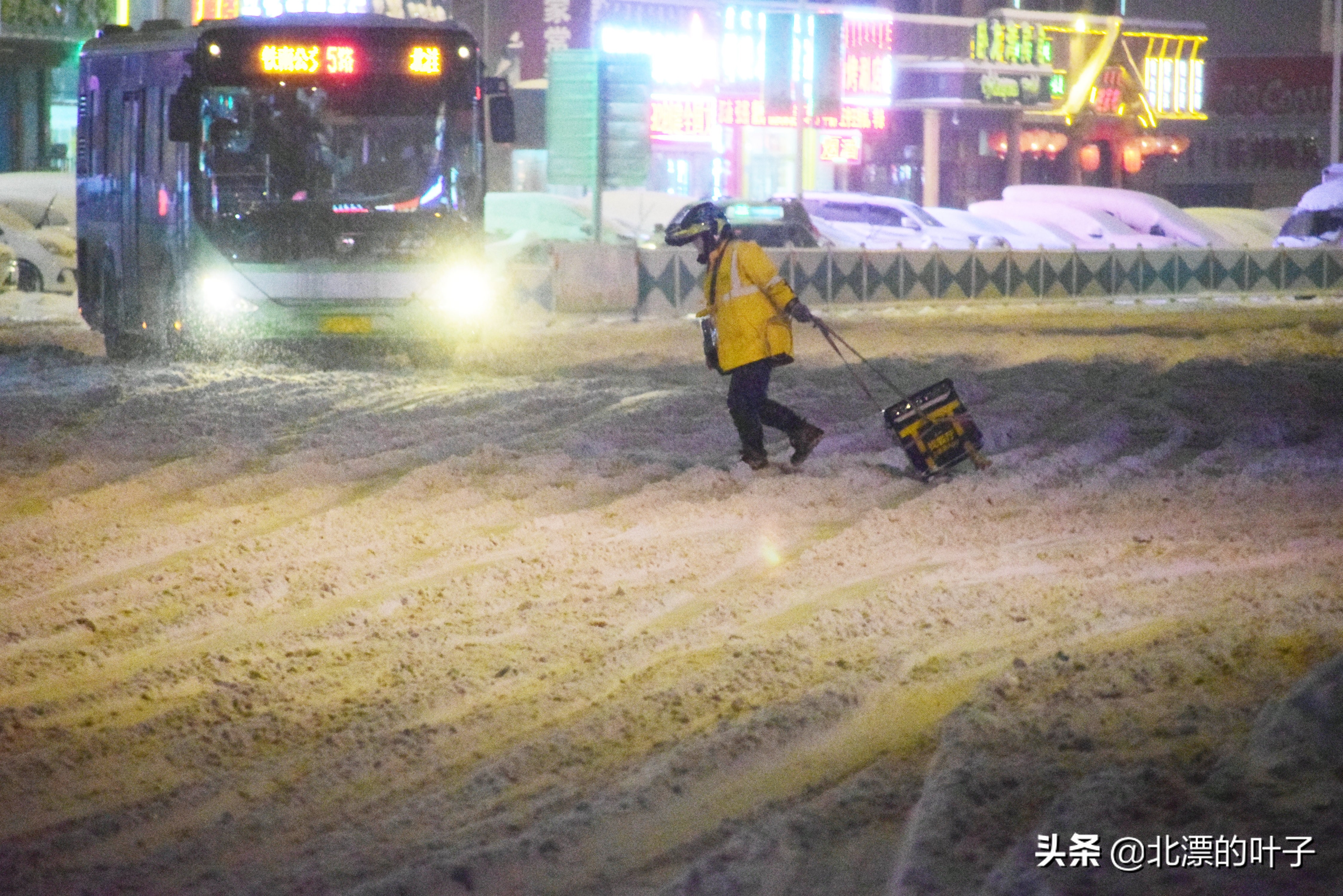 大雪之中，女士拖着箱子去送外卖，箱子坏了，恳请王兴不要扣她钱