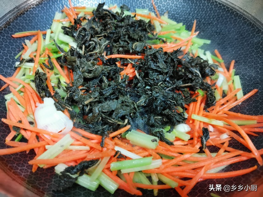 冬天吃这个正当时，芝麻叶绿豆糊涂杂面，一次吃两碗，拿肉都不换