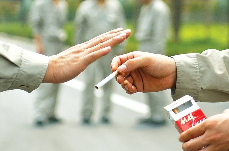 俗语“两人不对火，三人不点烟”是什么意思？点烟文化有何讲究？
