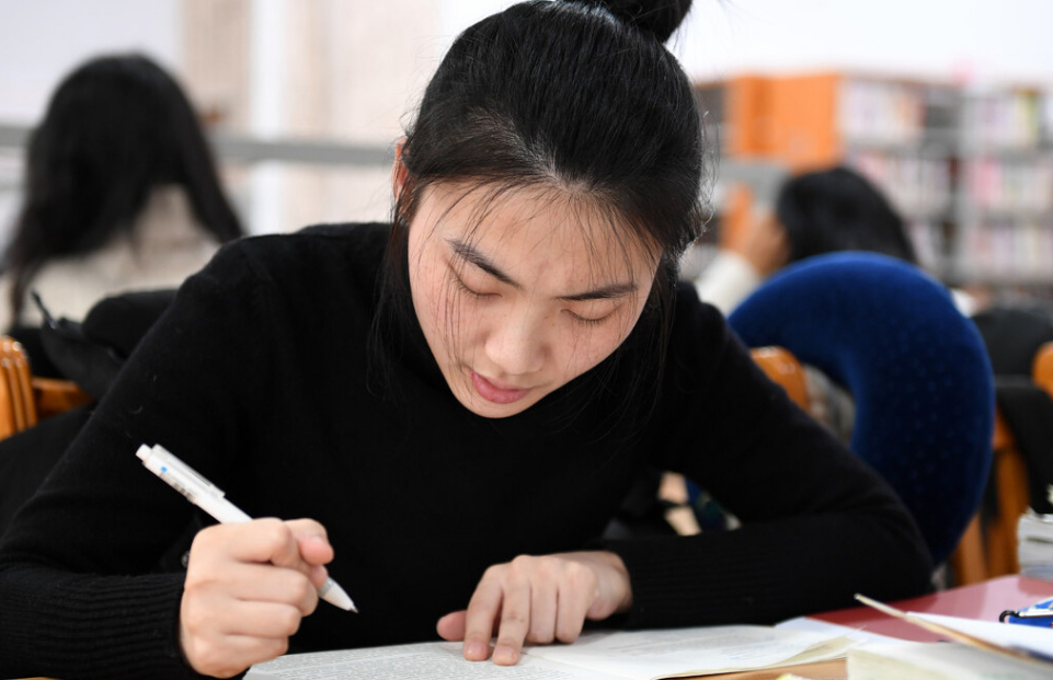 大学生逐渐沦为社会底层的背后，暗藏了多少辛酸？未来该如何改变