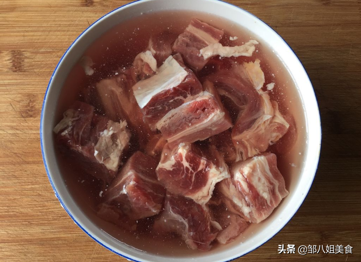 炖牛肉最忌讳两种佐料炖牛肉最忌讳两种佐料不管炖牛肉还是羊肉