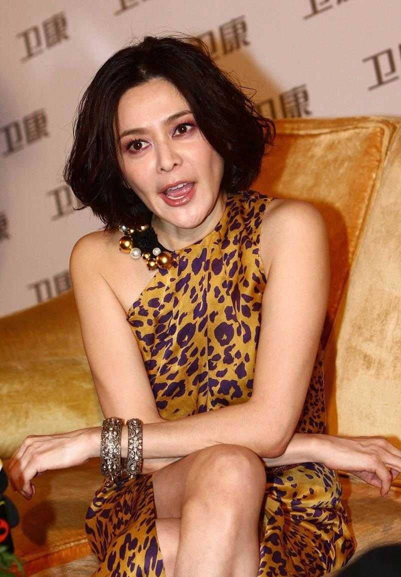 关之琳烫了波波头真减龄,穿挂脖豹纹连衣裙气质惊艳,越老越耐看