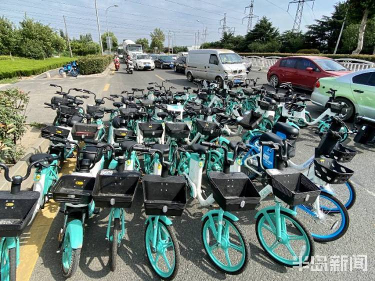 半岛独家丨太壮观！数千辆共享电动自行车藏身立交桥下！网友发问：危险不？车牌呢？