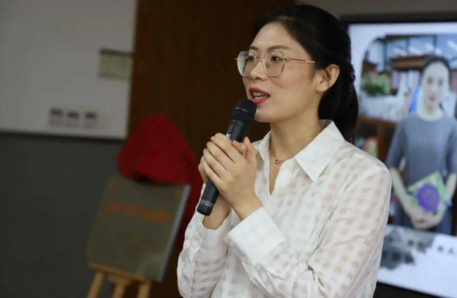 95后美女副校长走红，颜值与实力均在线，却因“学历”引发争议