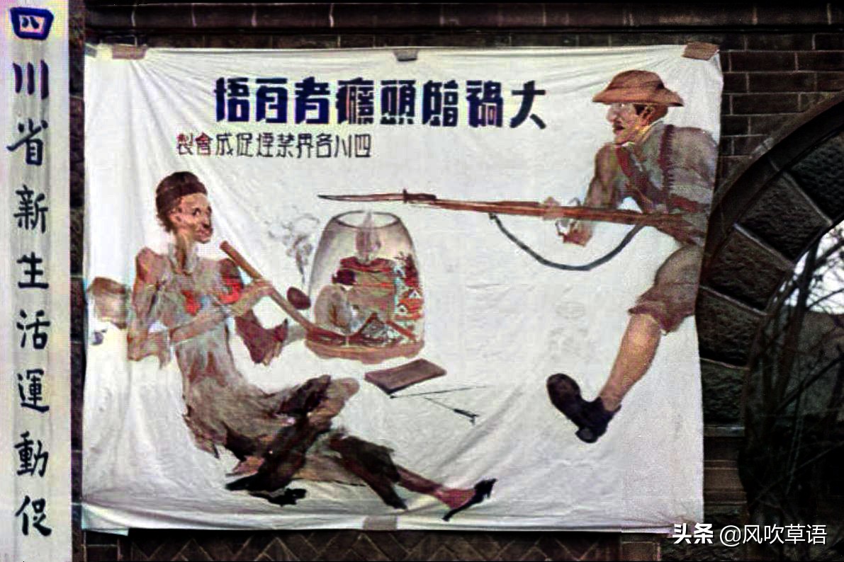 刘备墓出土后的照片(1938年的四川成都，街头耸立炸弹模型，刘备之墓古意盎然)