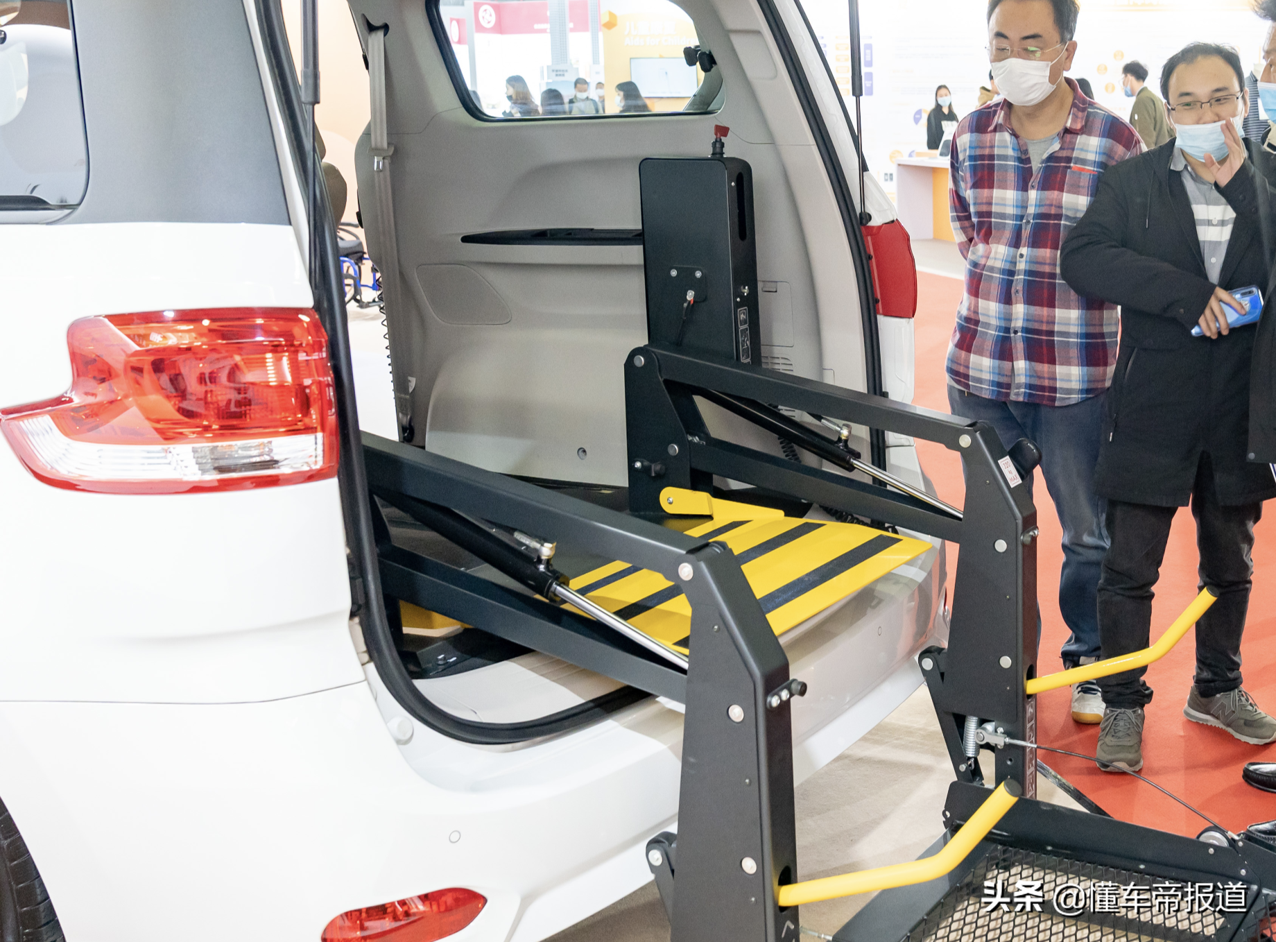 新车 </p><p>　　 行动不便人群的出行“专车”，大通两款福祉车正式发布