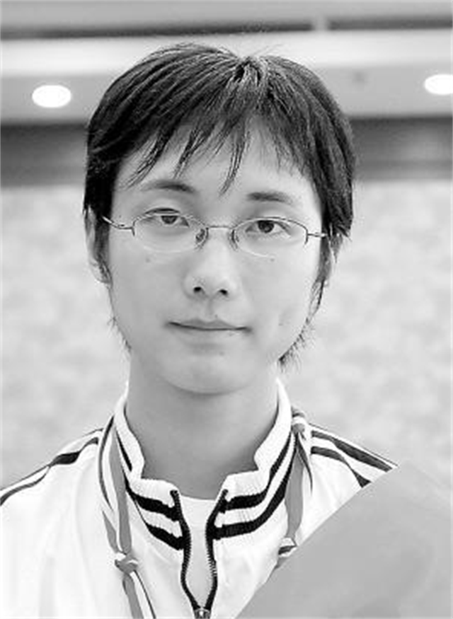 2005年“背母上学”的刘霆，十年后变性，参加选美比赛成功获奖