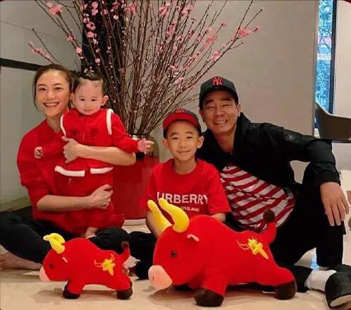 陈小春霸气晒“辛丑对比”，他和应采儿对下一代的爱国教育！真刚