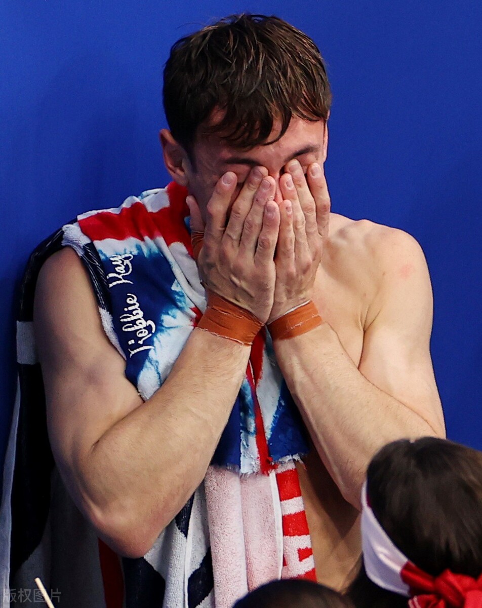 真绝了！英国冠军男选手惊现女子跳水现场，织毛衣抢戏，手法娴熟