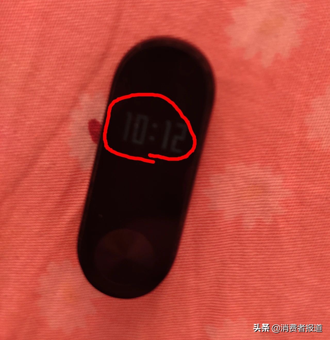 多人投诉小米手环屏幕亮度大幅降低，小米要用户加钱买新品