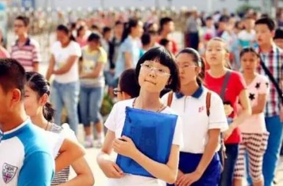 中小学家长将迎来好消息，民办学校或将被停办，家长拍手叫好