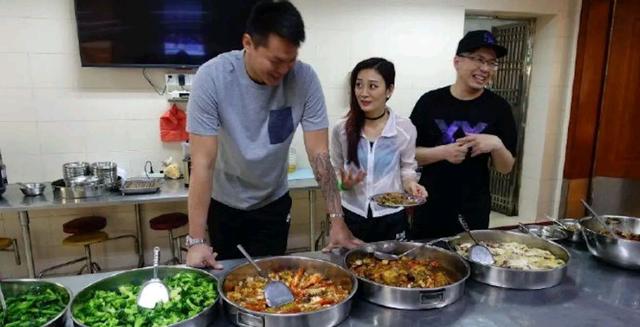 cba篮球队哪个球队伙食最好(CBA伙食最好的俱乐部！每顿至少15个菜，难怪周琦去吃鸡蛋灌饼)