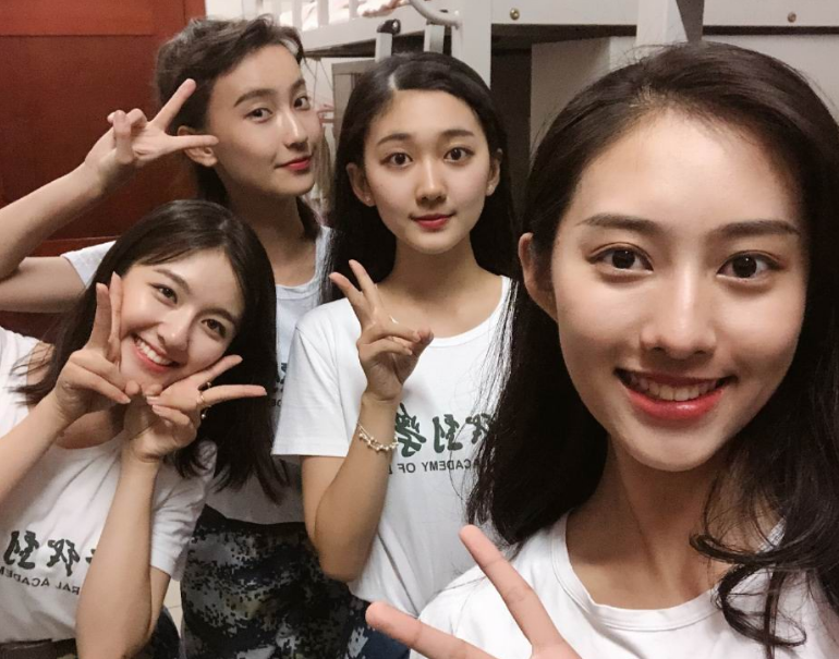 女大学生宿舍关系有多复杂？6人宿舍12个群，校园版“甄嬛传”？