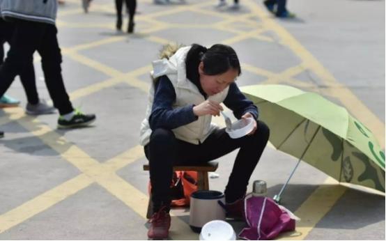 一位农村母亲的亲身感言：后悔高三选择陪读，对儿子成绩影响不小