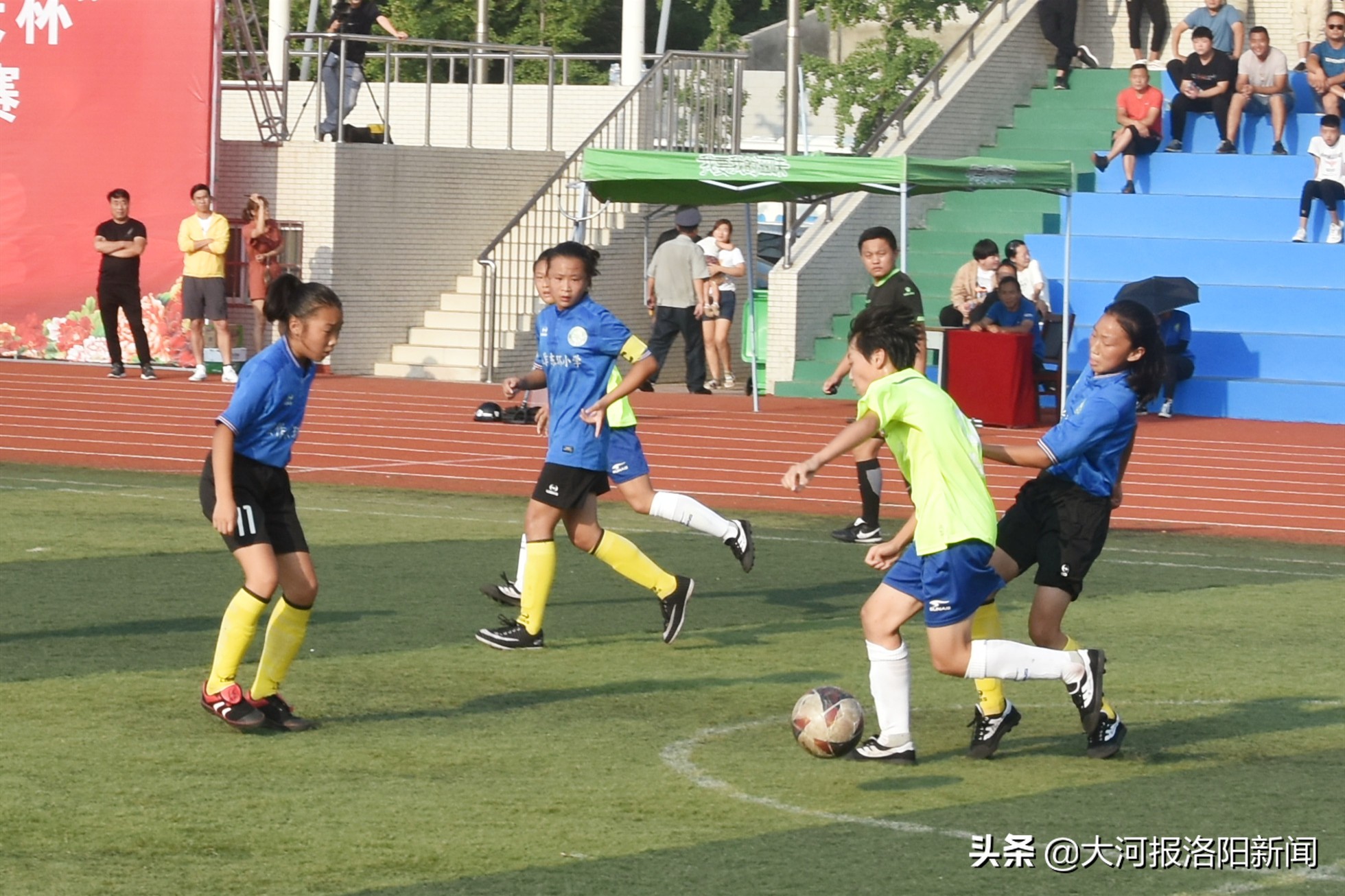 2019年市长杯足球赛喜报(女子足球又有喜讯！洛阳小学女子足球队勇夺“省长杯”亚军)