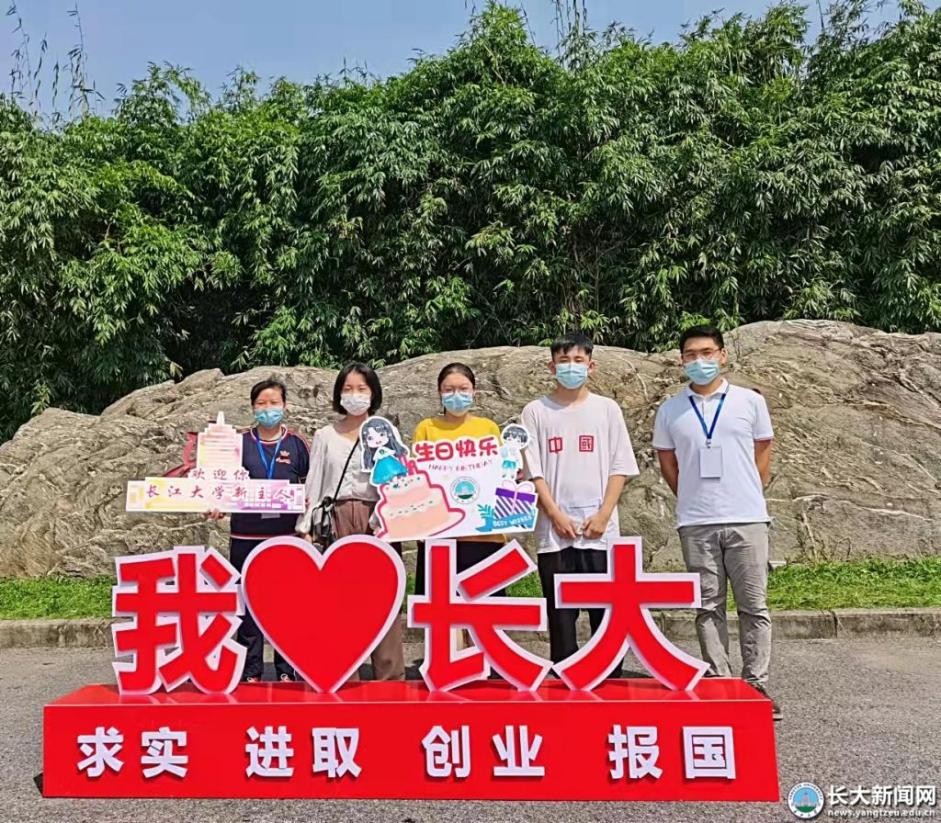 直击！湖北这所大学迎10000+新生，现场巨幅LED大屏数据实时更新