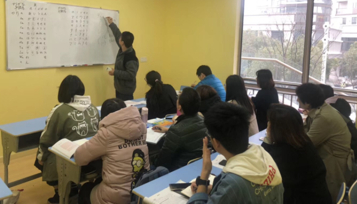 越来越多高中生放弃英语，报名日语班，原来高考还可以这样