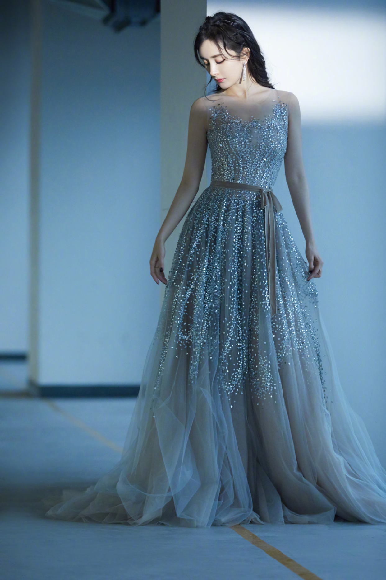 美女穿透明衣服(杨幂身穿"透视装"性感迷人,身材若隐若现,令人难以