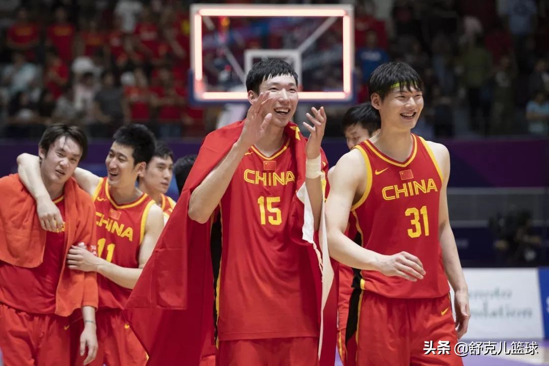 周期为什么被nba退货(周琦在国内CBA被各队哄抢，为何会被NBA退回，他有什么致命弱点？)