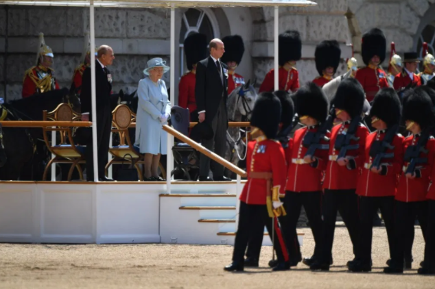 区别看待：英国陆军没有皇家封号，所属部队的皇家封号一抓一大把