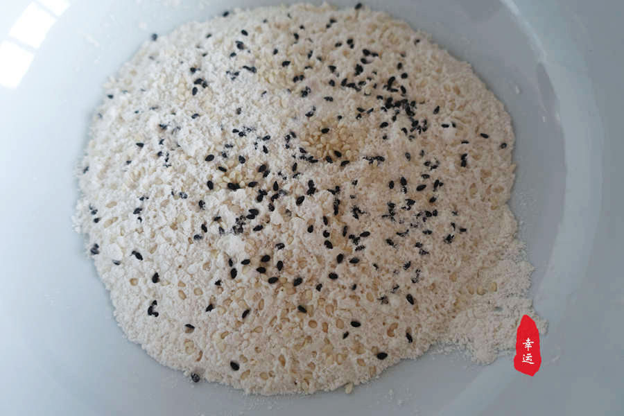 家庭版的煎饼，柔软咸香微微辣，里面有自己现炸的薄脆太香了